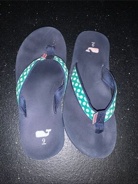 Vineyard Vines Navy Flip Flops with Green Polka Dot Straps - size 9